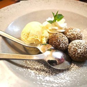 Home ice cream (vanilla / chocolate)